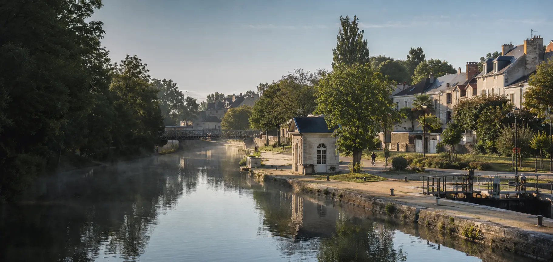 Le canal et les quais de Riveclaire au petit matin